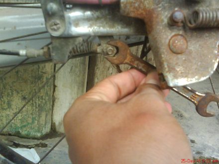 melepas mur pengikat kawat rem
