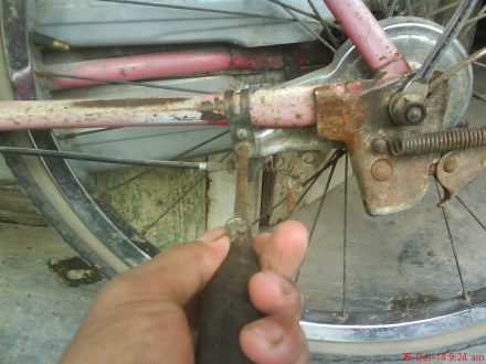 melepas baut pengikat dudukan tromol pada frame