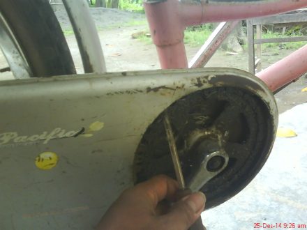 melepas rantai pada gear depan