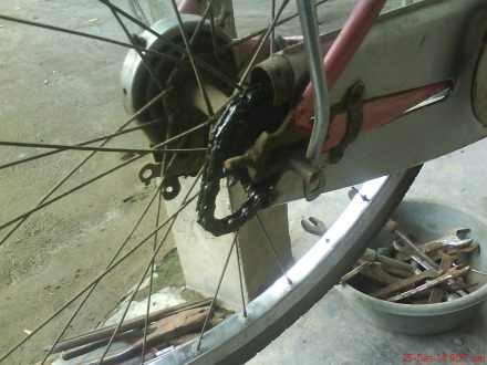 Tarik rantai kebelakang untuk mempermudah pelepasan roda