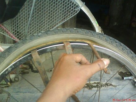 Mencungkil ban secara estafet