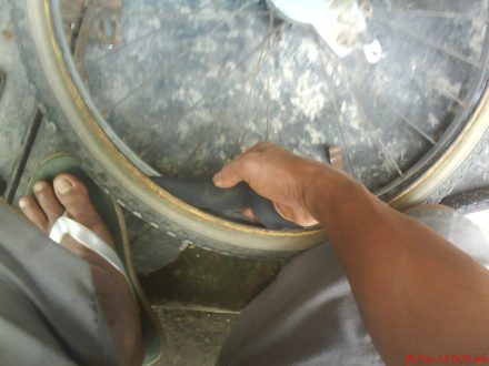 Mengambil ban dalam diantara velg dan ban luar