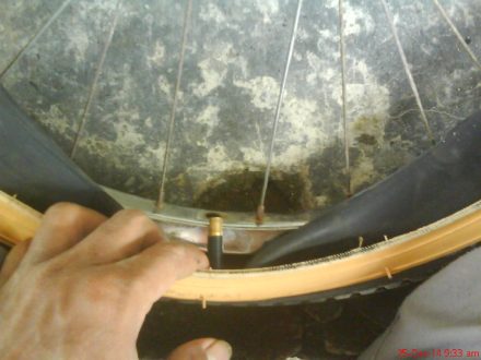 memasang ban dalam pertama bagian dop