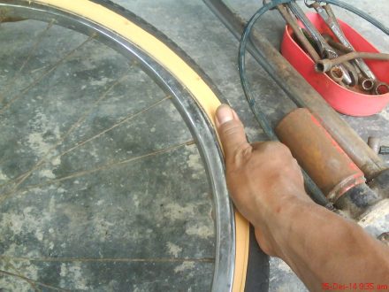 gunakan kekuatan ibu jari menekan ban