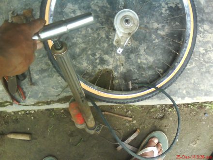 Setelah ban terpasang, lalu di pompa