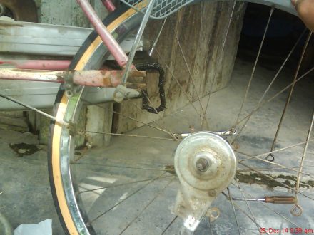 Memasang kembali roda