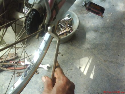 mengencangkan mur kedua sisi secara bersamaan