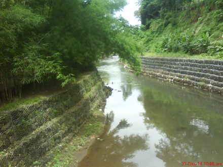 Sungai Gajahwong yang membelah Gembira Loka Zoo