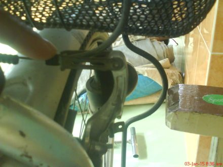 melepas rem untuk mempermudah melepas ban