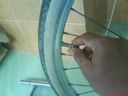 melepas mur dan pentil pada dop