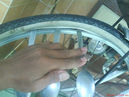 mencungkil dengan menggunakan sendok makan stainless steel