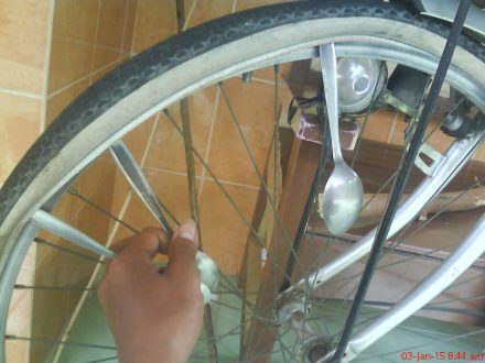 mencungkil ban secara estafet