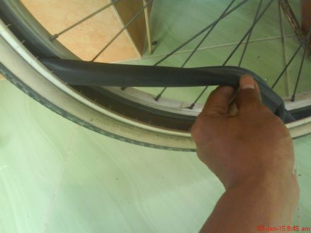 melepas/mengambil ban dalam