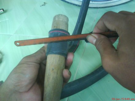 Sedikit mengikis permukaan ban pada sekitar titik bocor