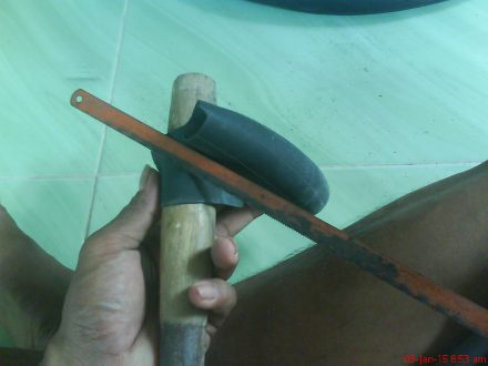 untuk menambal gunakan sedikit ban dalam bekas