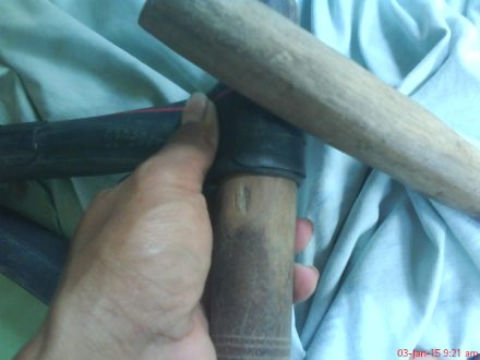 setelah direkatkan, lalu pukul-pukulah dengan gagang pisai satunya supaya menepel dengan sempurna