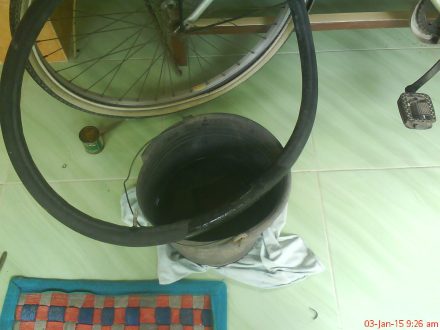 lakukan perambanagan/pencelupan ban untuk memastikan ban sudah tidak bocor