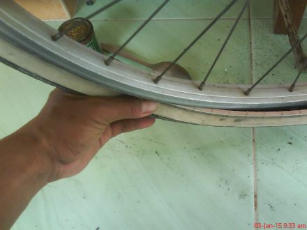 pemasangan ban dengan tangan dulu