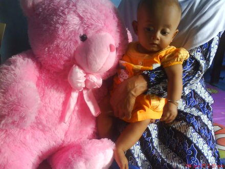 Ini perbandingan ukuran boneka dengan adik "Naura" yang berumur 8 bulan