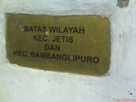 ini tulisan yang ada di sisi samping kanan dan kiri tanda batas