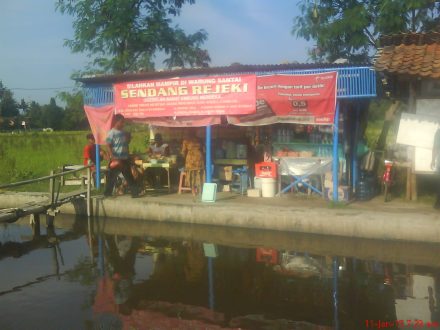 Ada warung juga di embung Merdeka