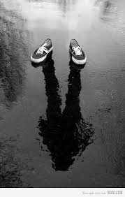 Harusnya memakai sepatu khusus yang anti air saat berkendara dikala hujan