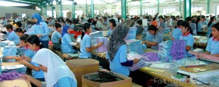 ilustrasi pekerja sedang bekerja di dalam pabrik