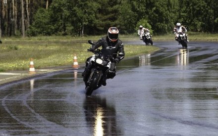 Jangan kurangi tekanan angin pada ban saat hujan ya, bisa mengurangi cengkraman ban pada aspal