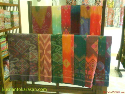 kain tenun yang ada di butik Batik Ramadhani