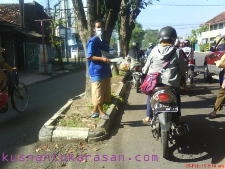 Penjaja Koran di Perempatan Gose Bantul