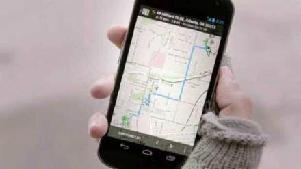 ilustrasi google maps pada smartphone berbasis android