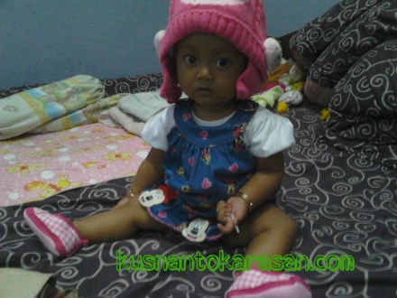 Ini nich adik 'Naura' Nadhifa Fajriany sedang duduk tegak, tapi masih dibantu duduknya.