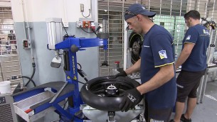 teknisi michelin sedang memasang ban