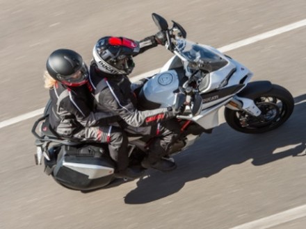 ilustrasi - berboncengan sepedamotor