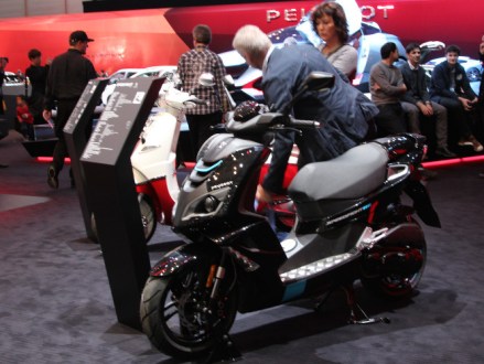 motor Peugeot dalam sebuah ajang Show di Jenewa