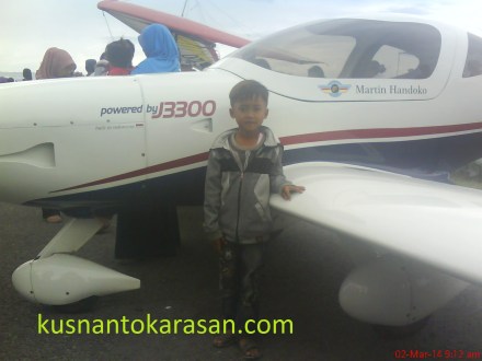 berfoto ria di depan pesawat aeromodeling pada Jogja Air show 2014