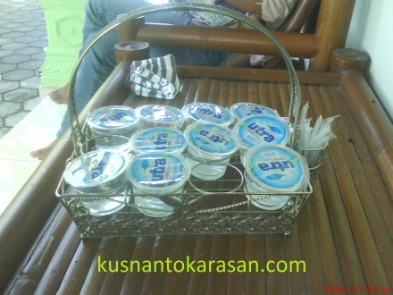 air minum putih dalam kemasan,silahkan ambil jika haus