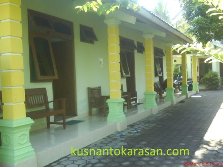 suasana depan Bidan Handayati yang rindang