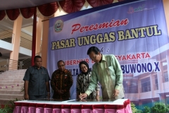 penandatanganan pada prasasti saat peresmian pasar Bantul Oleh Gubernur DIY- Sri Sultan HB X.