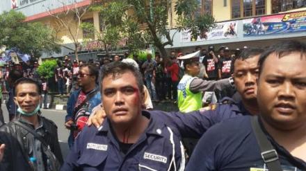 Seorang petugas keamanan Graha XL tampak terluka dan berdarah di bagian pelipisnya