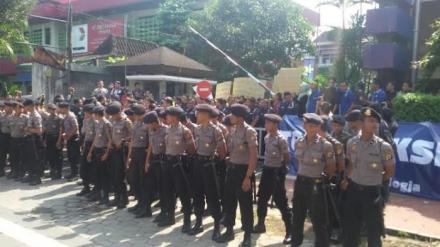 Satuan setingkat kompi sedang bersiaga di depan Graha XL