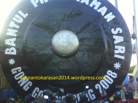 Sebuah Gong ukuranraksasa sebagai icon dari Pasar Seni Gabusan Bantul