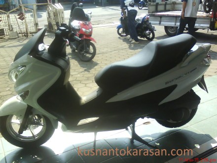 Suzuki Burgman 200 dari samping kiri