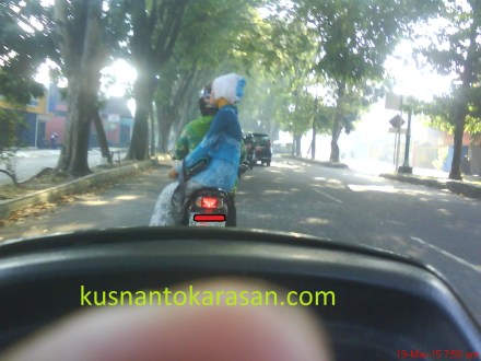 Boncenger tidak mengenakan helm