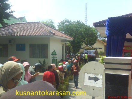 Antri beli gas di Kantor Kecamatan Bantul dalam "operasi Pasar"