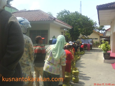 Antri beli gas di Kantor Kecamatan Bantul dalam "operasi Pasar"