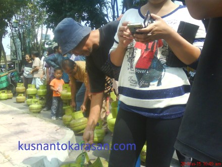 Antri beli gas di Kantor Kecamatan Bantul dalam "operasi Pasar"