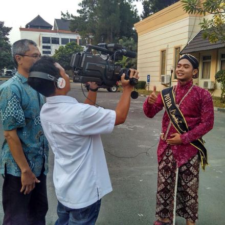 Saat Aziz Bachtiar Cendekiawan sesi wawancara denagn sebuah stasiun televisi