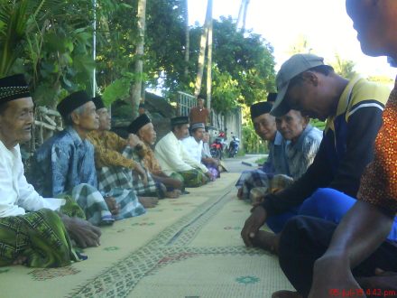 Sebagian warga yang menghadiri acara wiwitan yang berada di bulak Karasan