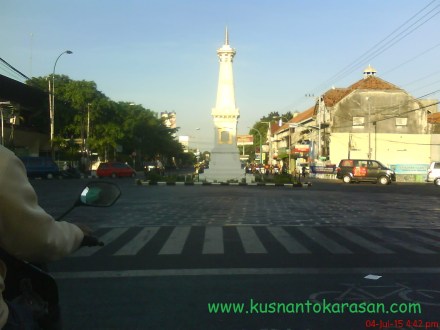 Tugu Jogja dari Barat
